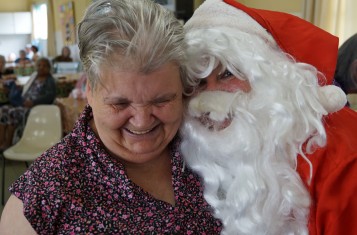 Um Natal mais feliz nos asilos São Vicente e Cantinho do Idoso